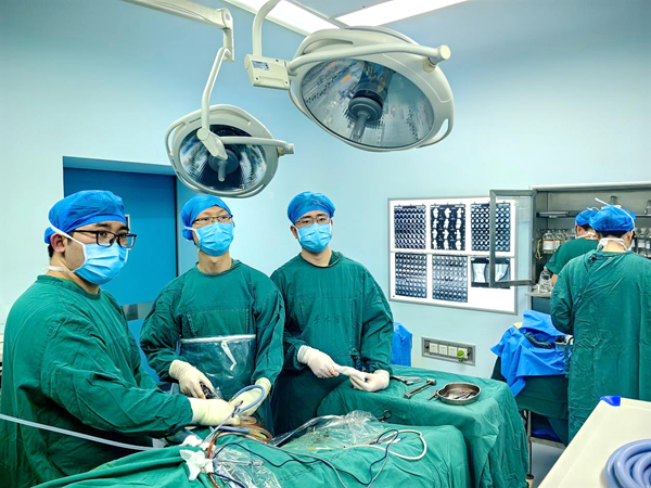 在双牌县人民医院手术室内，医疗团队正在精细修复一名少年的创伤性髌骨脱位与软骨骨折（图）_副本.png