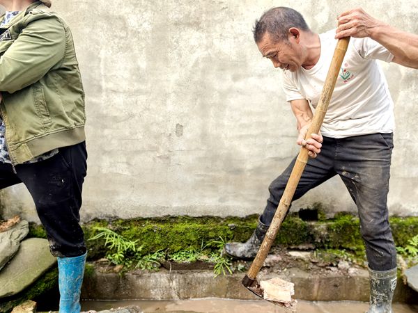 双牌县何家洞村:渠通民心暖 实干护春耕(图4)_副本.jpg