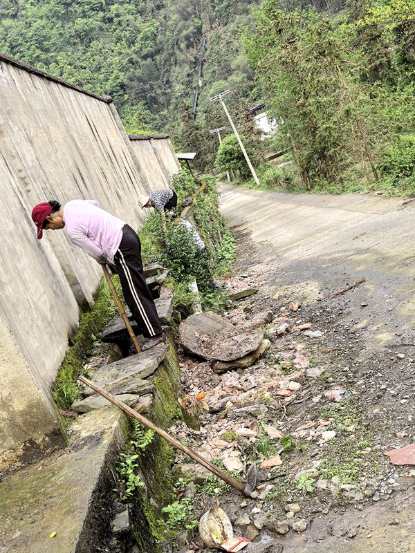 双牌县何家洞村:渠通民心暖 实干护春耕(图5)_副本.jpg