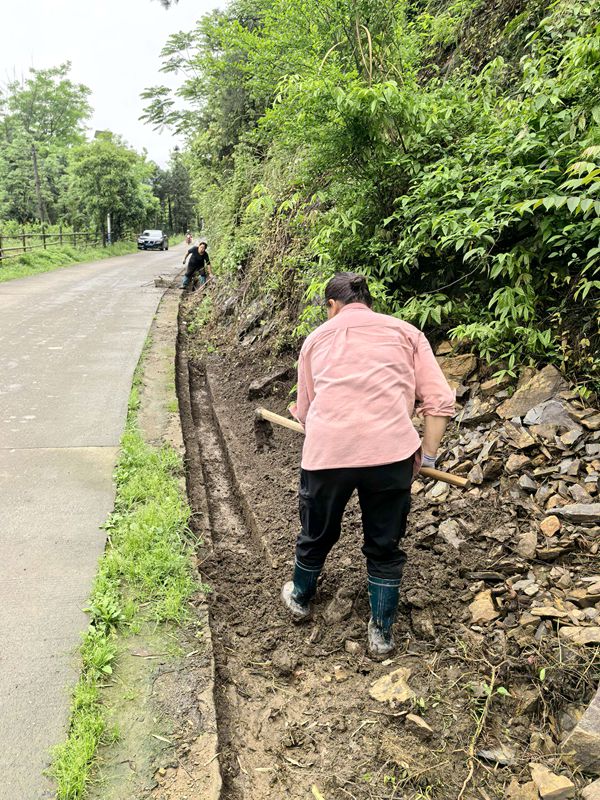 双牌县何家洞村:渠通民心暖 实干护春耕(图2)_副本.jpg
