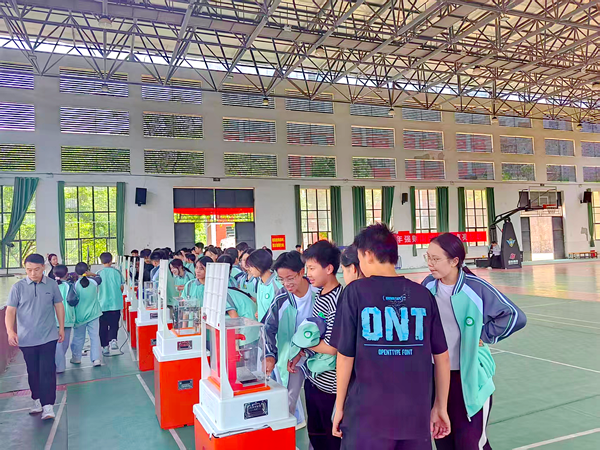 科普大篷车进校园1_副本.png