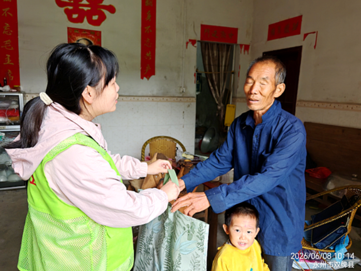 双牌理家坪乡：盛夏送凉传真意 社工走访送温情