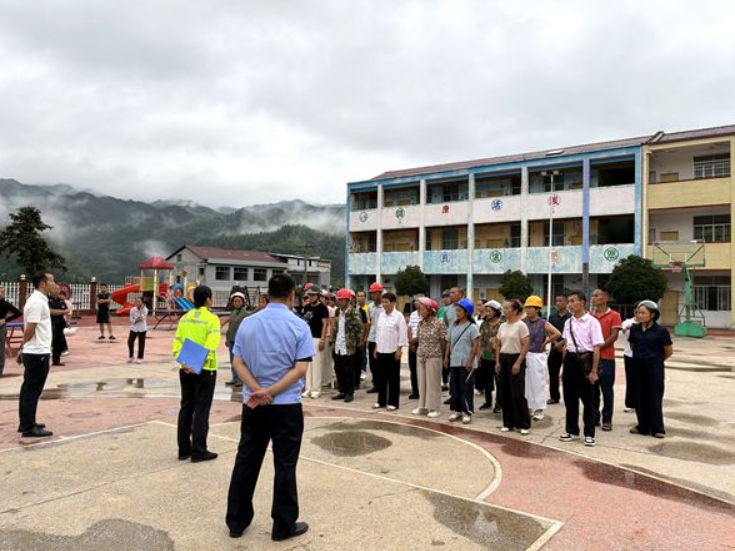 双牌何家洞镇：交通安全下乡来 便民服务暖民心