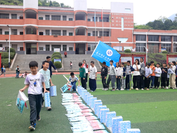 双牌：粤商爱心点亮乡村小将绿茵梦