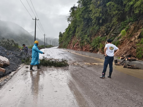 双牌县麻江镇：闻“汛”而动清路障 坚守一线护民生