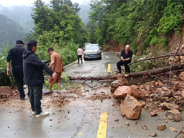 双牌县打鼓坪乡：党员干部冒雨抢险保畅通
