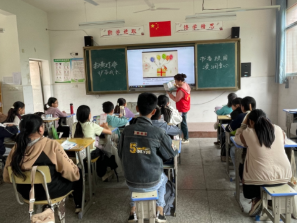 双牌青龙洞社区开展“扫黄打非”进校园主题宣传活动