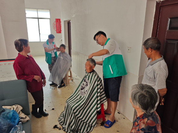双牌单江村：义诊义剪进村居 党群阵地暖人心