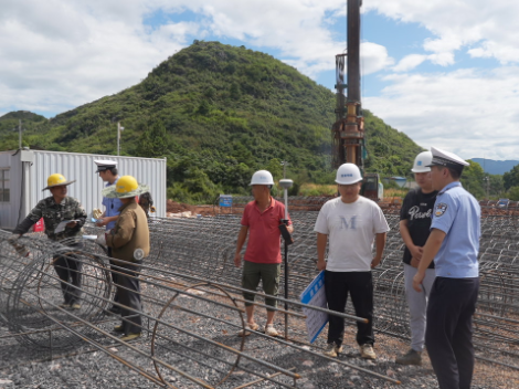 双牌：交警精准宣教进工地 筑牢道路交通安全防线