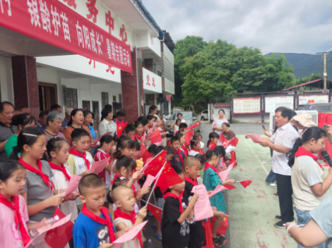 双牌县泷泊镇霞灯村：银龄护苗润童心 向阳成长护平安