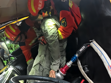 雨天路滑车速过快致车祸 双牌消防紧急救援被困人员