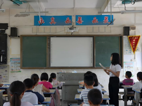 张丹娜：扎根乡村 以爱育人护成长