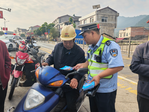 双牌：交通安全赶大集 安全知识入民心
