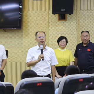 周春晖开展教师节慰问：办好人民满意教育，当好人民满意教师