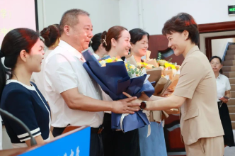 崔晓开展教师节慰问活动