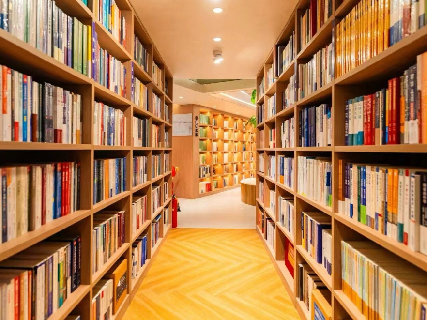 央媒看芙蓉 | 新华每日电讯:一座默默发光的书香地标——长沙法律书店走过34年,让法律变得触手可及