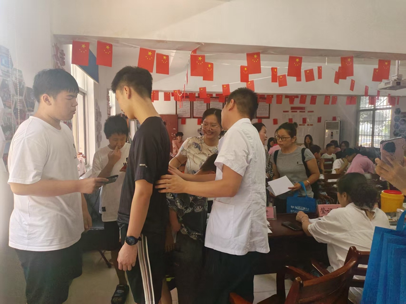 畔湖湾社区：党建联建护成长，骨伤义诊进社区