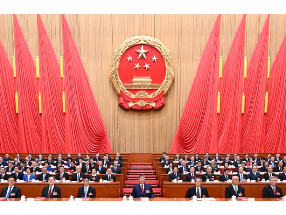 十四届全国人大四次会议在京闭幕 习近平等在主席台就座