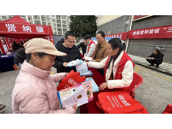 松杨湖街道开展“春风送岗·法治同行”宣传活动