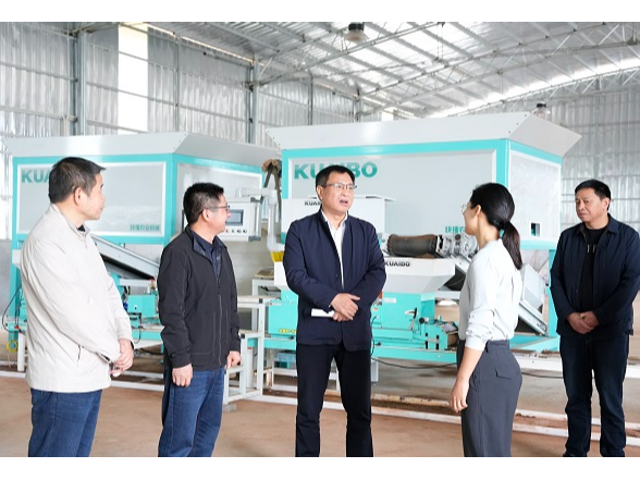  吴跃中走访人大代表并调研农村产业发展暨集中育秧情况