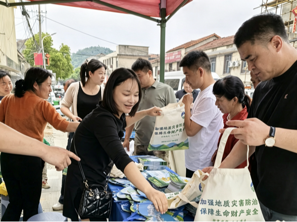 守住安全底线 护航绿水青山——陆城镇开展防灾减灾日宣传