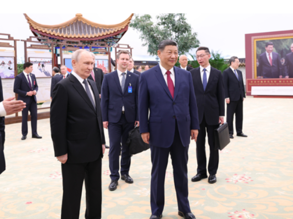 央视网|习近平同俄罗斯总统普京共同参观“传承中俄世代友好 树立大国关系典范”图片展