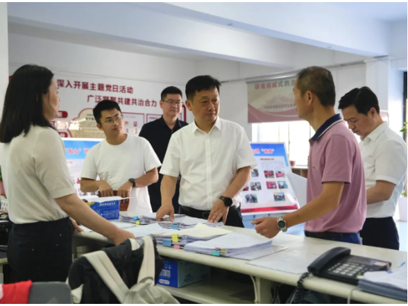 吴国良以“四不两直”的方式督导检查电动车安全隐患整治工作，调度信访群众接访与群腐集中整治工作