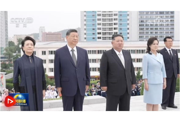 习近平和彭丽媛参谒中朝友谊塔