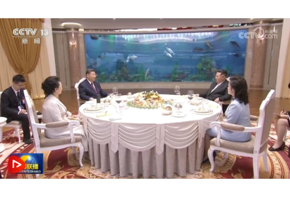 习近平夫妇出席金正恩夫妇举行的小范围午宴