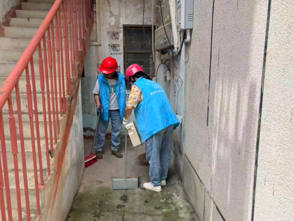 长岭街道洞庭社区：楼道清障除隐患 温情治理保平安