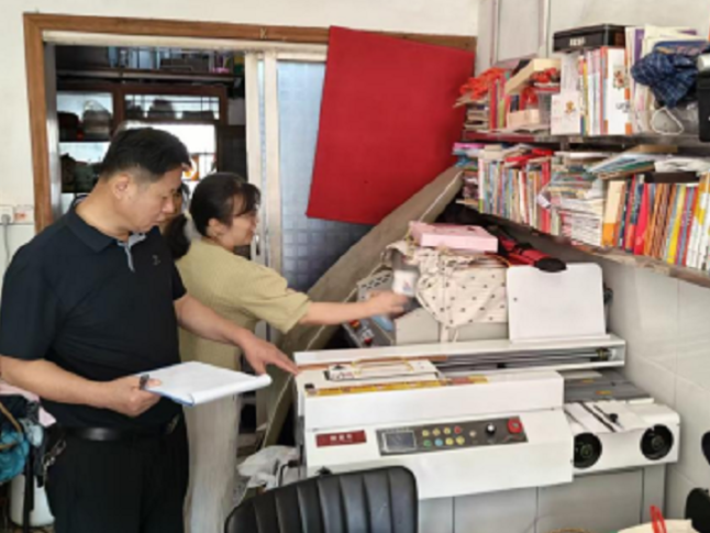 护航开学季！陆城镇开展校园周边文化市场专项检查