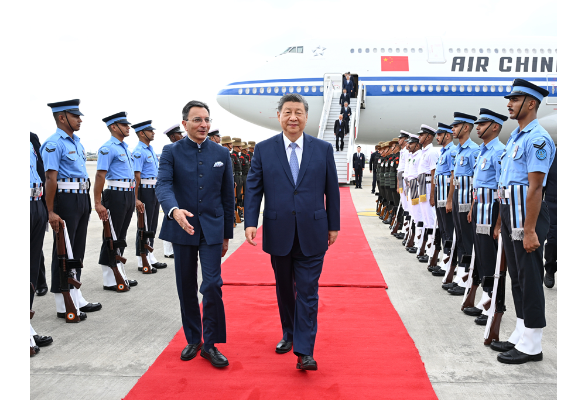 习近平抵达新德里出席金砖国家领导人第十八次会晤