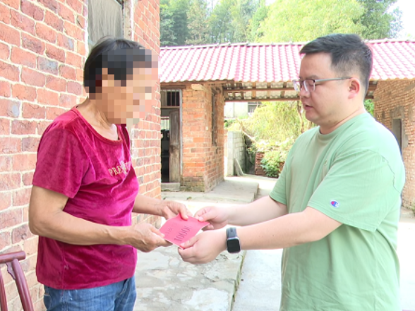 张佳奇走访慰问“两癌”救助对象