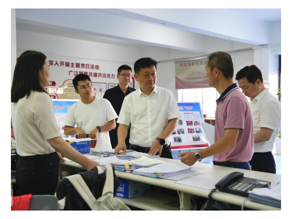 吴国良以“四不两直”的方式督导检查电动车安全隐患整治工作，调度信访群众接访与群腐集中整治工作