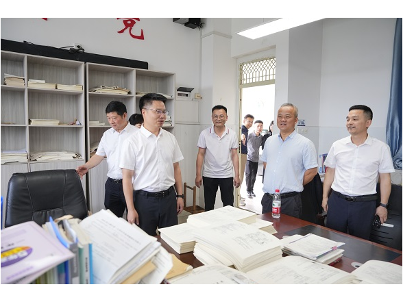 綦小广高考前看望慰问高三年级师生