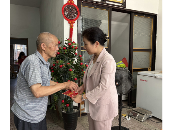 蒋春艳开展“七一”走访慰问活动