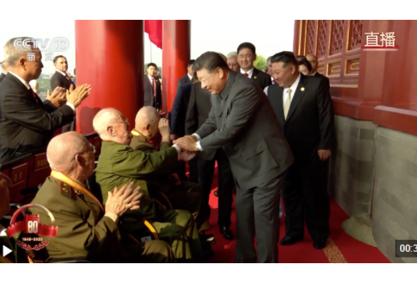 致敬英雄！习近平与天安门城楼观礼席的抗战老兵亲切握手