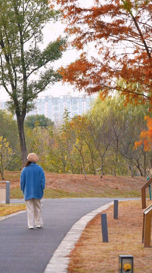 听风声穿过林间的轻响，鼻尖萦绕着草木的清新，每一处细节都藏着诗意。