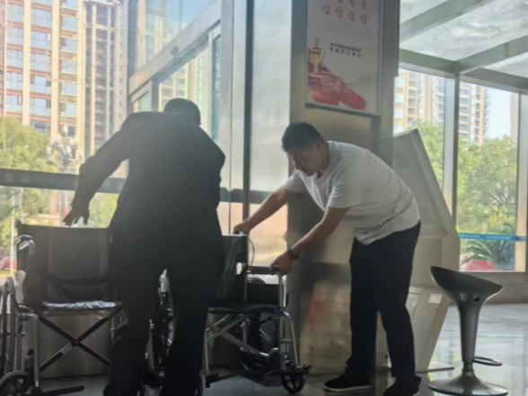 爱心轮椅又添一台 政务服务更添温度