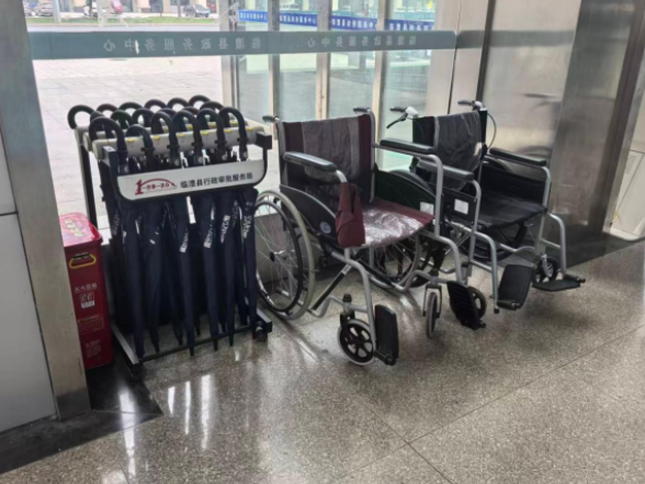 上新便民雨伞 窗口服务更暖  ——临澧政务服务于细微处提质增效