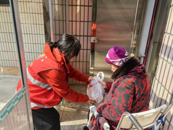 新春温情守候：93岁奶奶的每一天，都有他们在身边