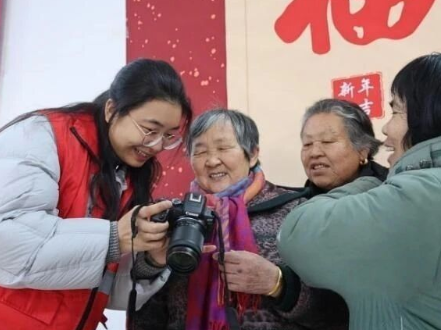 咔擦！临澧县四新岗镇免费“全家福”，把幸福年味带回家！