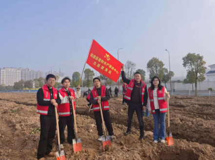 临澧县畜牧水产事务中心： 植树添绿正当时 志愿服务践初心