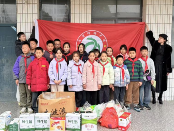 童心敬老传美德  温情相伴暖人心