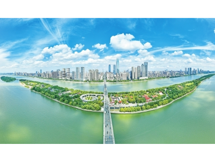 习近平在参加首都义务植树活动时强调 为山川大地增添锦绣 让中国式现代化底色更加亮丽