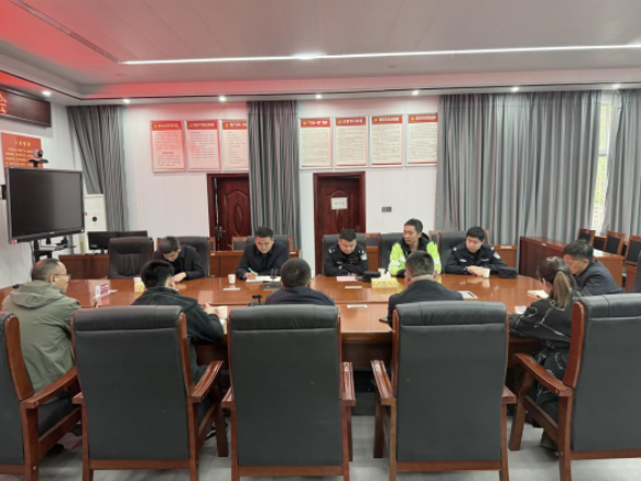 刻木山乡紧急调度铁路安全：严查非法上道，筑牢生命防线