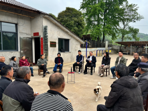 小板凳微宣讲进农家  新征程齐奋进奔富路