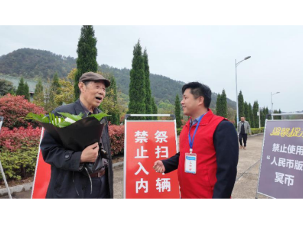 筑牢安全防线 倡导文明新风 ——停弦渡镇开展清明节前烟花爆竹禁燃禁放宣传工作