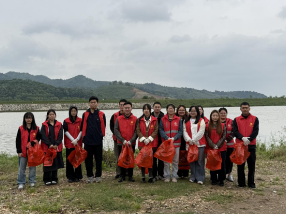 “迎五四 践文明”——烽火乡年轻干部开展“净河道 美家园”志愿服务行动