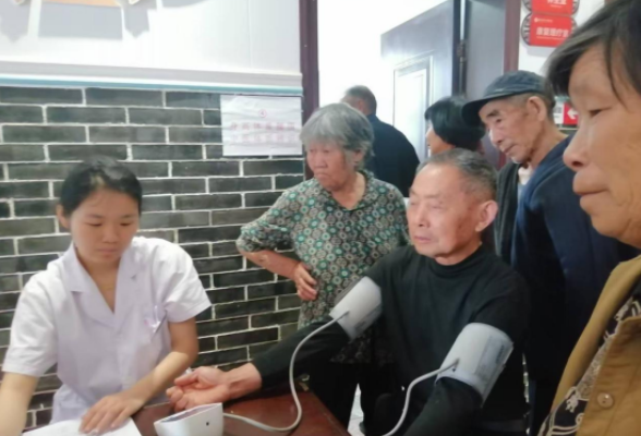 下沉村居优服务  家庭签约暖民心